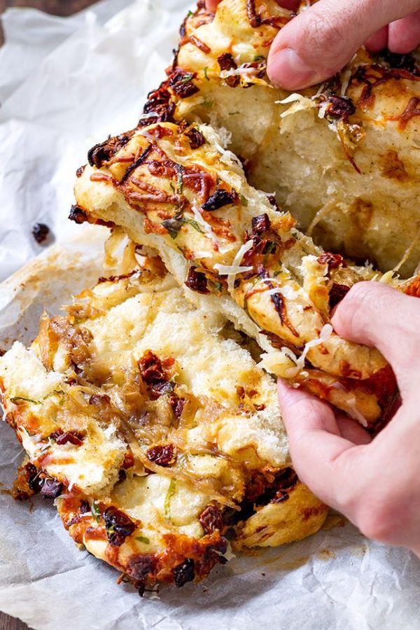 Cheesy Caprese Pull-Apart Bread - #recipe by #eatwell101 - https://www.eatwell101.com/cheesy-caprese-pull-apart-bread-recipe