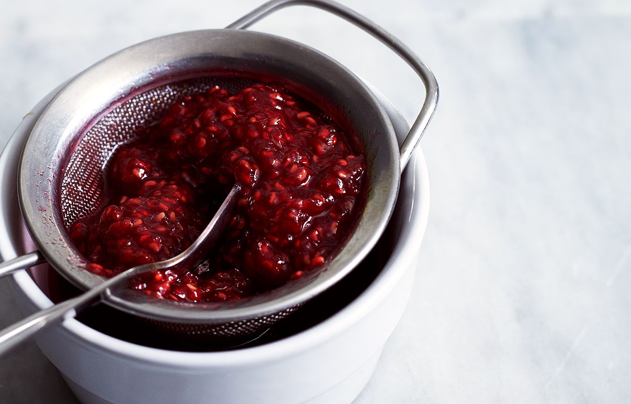 raspberry-gin-fizz-recipe-eatwell101