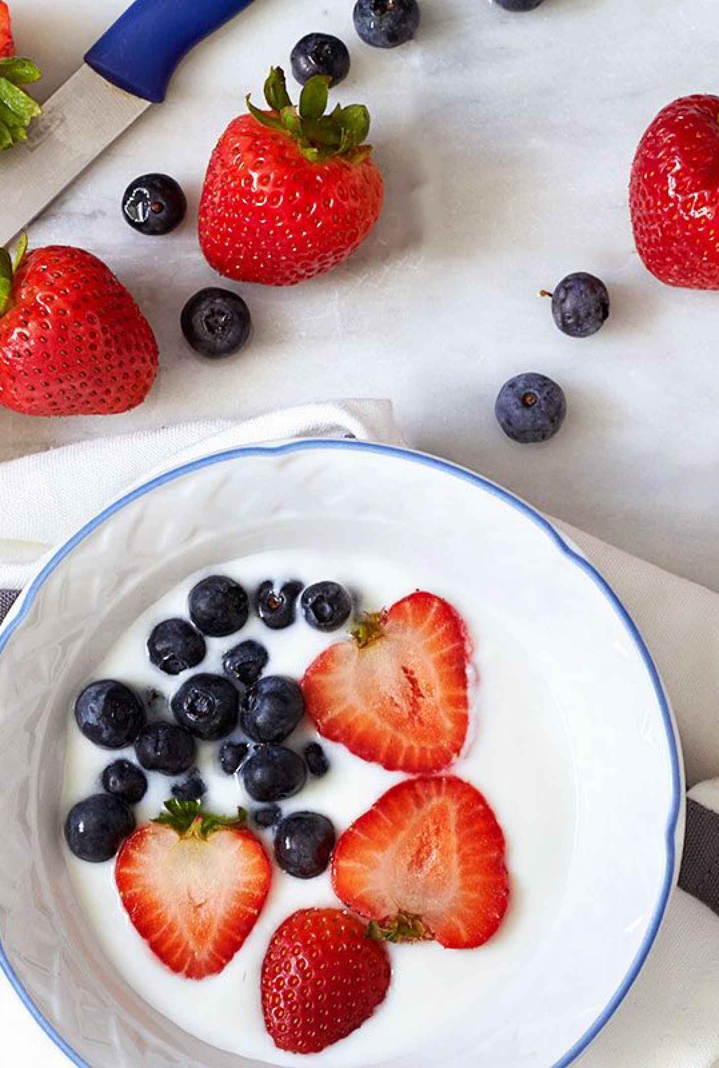 Berries-Yogurt Breakfast Bowl - #recipe by #eatwell101 - https://www.eatwell101.com/fresh-berries-breakfast-bowl-recipe