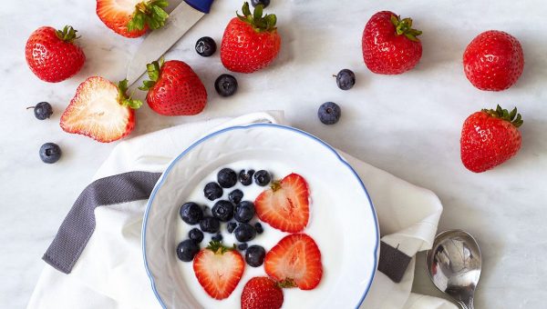 Berries-Yogurt Breakfast Bowl - #recipe by #eatwell101 - https://www.eatwell101.com/fresh-berries-breakfast-bowl-recipe