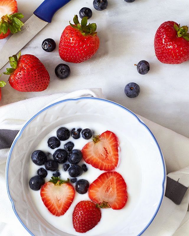 Berries-Yogurt Breakfast Bowl - #recipe by #eatwell101 - https://www.eatwell101.com/fresh-berries-breakfast-bowl-recipe