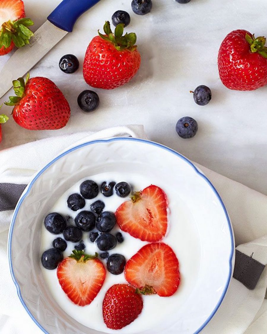 Berries-Yogurt Breakfast Bowl - #recipe by #eatwell101 - https://www.eatwell101.com/fresh-berries-breakfast-bowl-recipe
