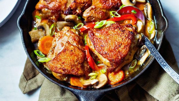 One Skillet Chicken with Garlic Cajun Sauce - #recipe by #eatwell101 - https://www.eatwell101.com/garlic-chicken-skillet-recipe
