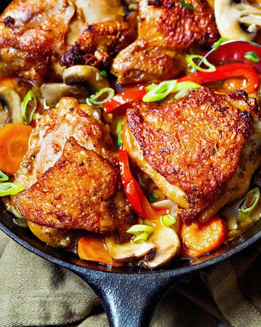 One Skillet Chicken with Garlic Cajun Sauce - #recipe by #eatwell101 - https://www.eatwell101.com/garlic-chicken-skillet-recipe