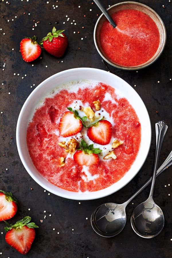 Berry-Quinoa Smoothie Bowl - #recipe by #eatwell101 - https://www.eatwell101.com/strawberry-quinoa-breakfast-recipe