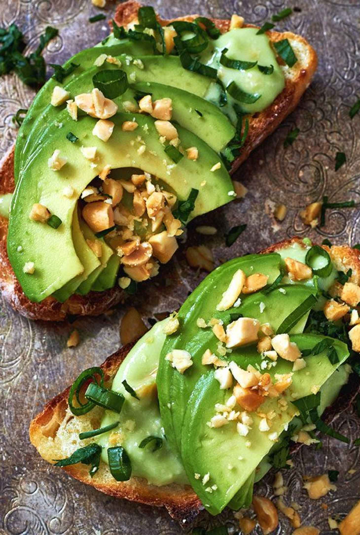 Avocado Toasts with Creamy Peanut-Avocado Sauce - #recipe by #eatwell101 - https://www.eatwell101.com/peanut-avocado-toasts-recipe