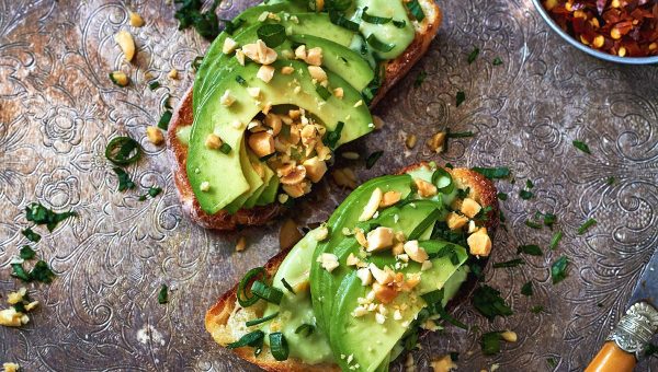 Avocado Toasts with Creamy Peanut-Avocado Sauce - #recipe by #eatwell101 - https://www.eatwell101.com/peanut-avocado-toasts-recipe