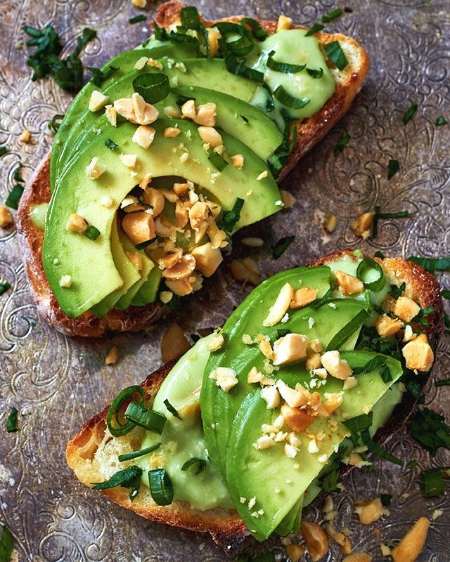 Avocado Toasts with Creamy Peanut-Avocado Sauce - #recipe by #eatwell101 - https://www.eatwell101.com/peanut-avocado-toasts-recipe