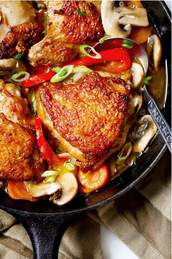 One Skillet Chicken with Garlic Cajun Sauce - #recipe by #eatwell101 - https://www.eatwell101.com/garlic-chicken-skillet-recipe
