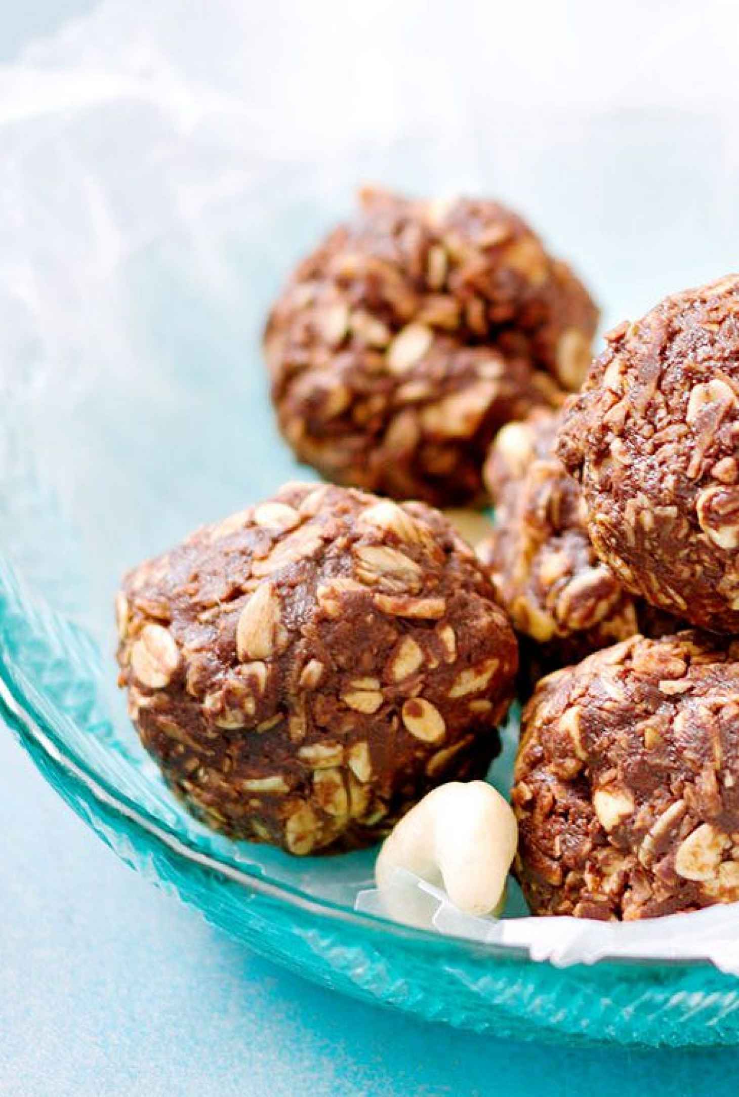 Delicious No-Bake Oat Chocolate Balls Recipe - #recipe by #eatwell101 - https://www.eatwell101.com/no-bake-chocolate-cashew-bites-recipe
