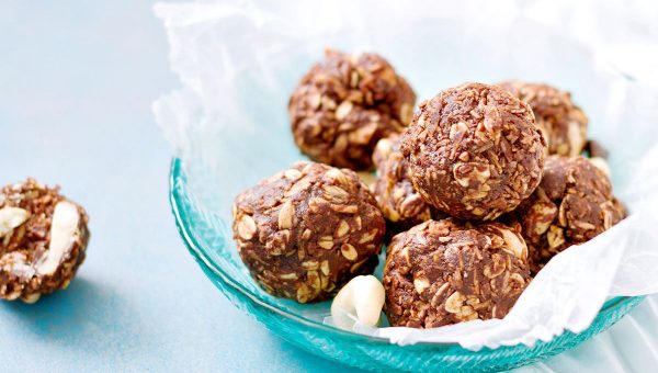 Delicious No-Bake Oat Chocolate Balls Recipe - #recipe by #eatwell101 - https://www.eatwell101.com/no-bake-chocolate-cashew-bites-recipe