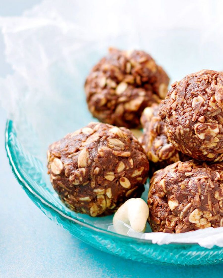 Delicious No-Bake Oat Chocolate Balls Recipe - #recipe by #eatwell101 - https://www.eatwell101.com/no-bake-chocolate-cashew-bites-recipe