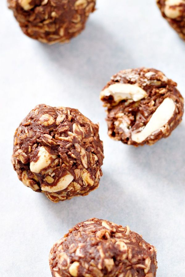 Delicious No-Bake Oat Chocolate Balls Recipe - #recipe by #eatwell101 - https://www.eatwell101.com/no-bake-chocolate-cashew-bites-recipe