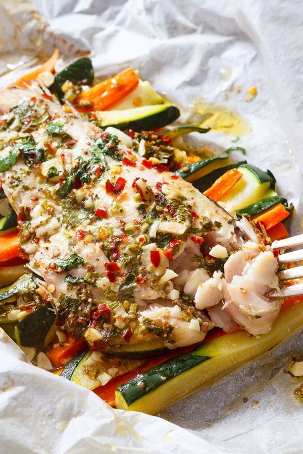 Lemon Garlic Butter Fish in Parchment - #recipe by #eatwell101 - https://www.eatwell101.com/garlic-butter-fish-in-parchment-recipe