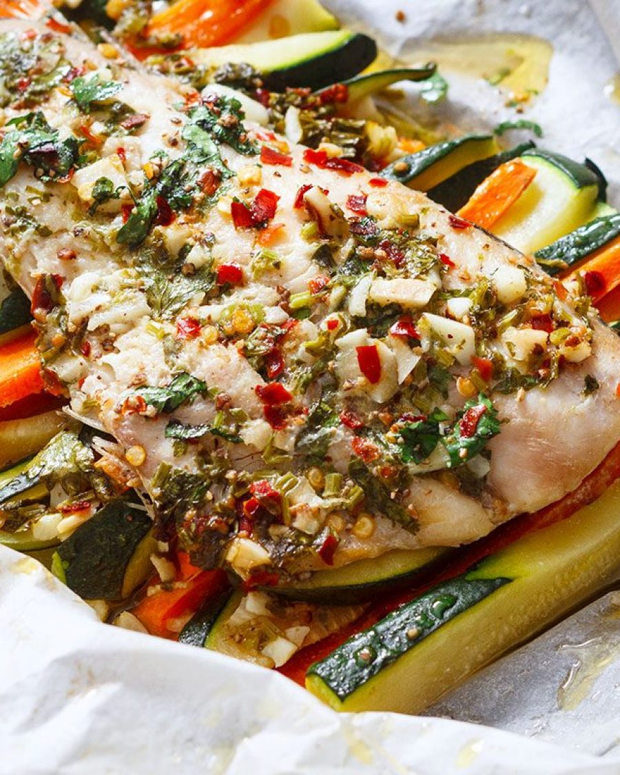 Lemon Garlic Butter Fish in Parchment - #recipe by #eatwell101 - https://www.eatwell101.com/garlic-butter-fish-in-parchment-recipe