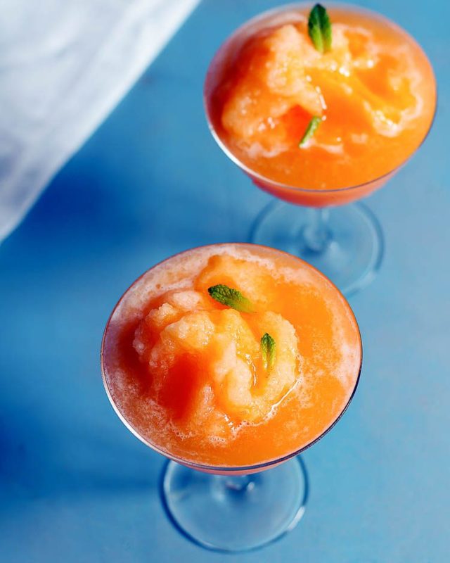 Frozen Cantaloupe Margarita - #recipe by #eatwell101 - https://www.eatwell101.com/frozen-cantaloupe-margarita-recipe