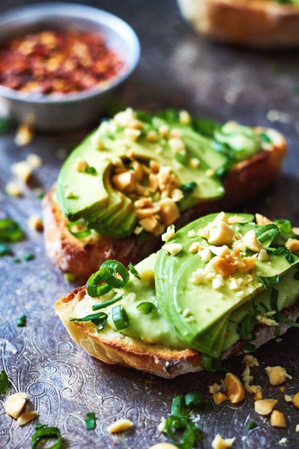 Avocado Toasts with Creamy Peanut-Avocado Sauce - #recipe by #eatwell101 - https://www.eatwell101.com/peanut-avocado-toasts-recipe