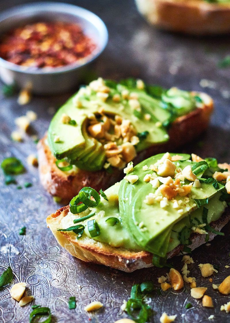 Avocado Toasts with Creamy Peanut-Avocado Sauce - #recipe by #eatwell101 - https://www.eatwell101.com/peanut-avocado-toasts-recipe