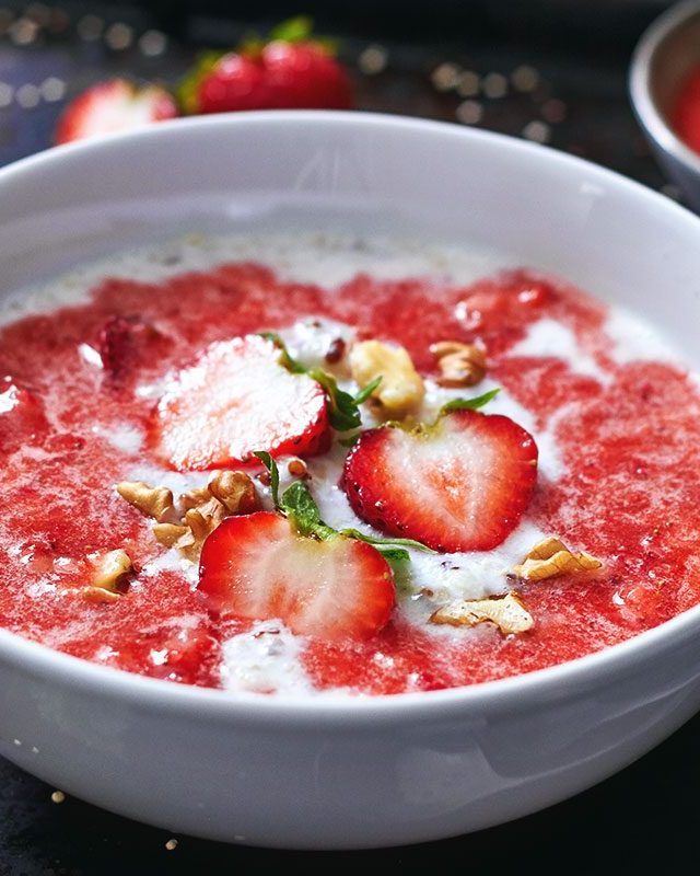 Berry-Quinoa Smoothie Bowl - #recipe by #eatwell101 - https://www.eatwell101.com/strawberry-quinoa-breakfast-recipe