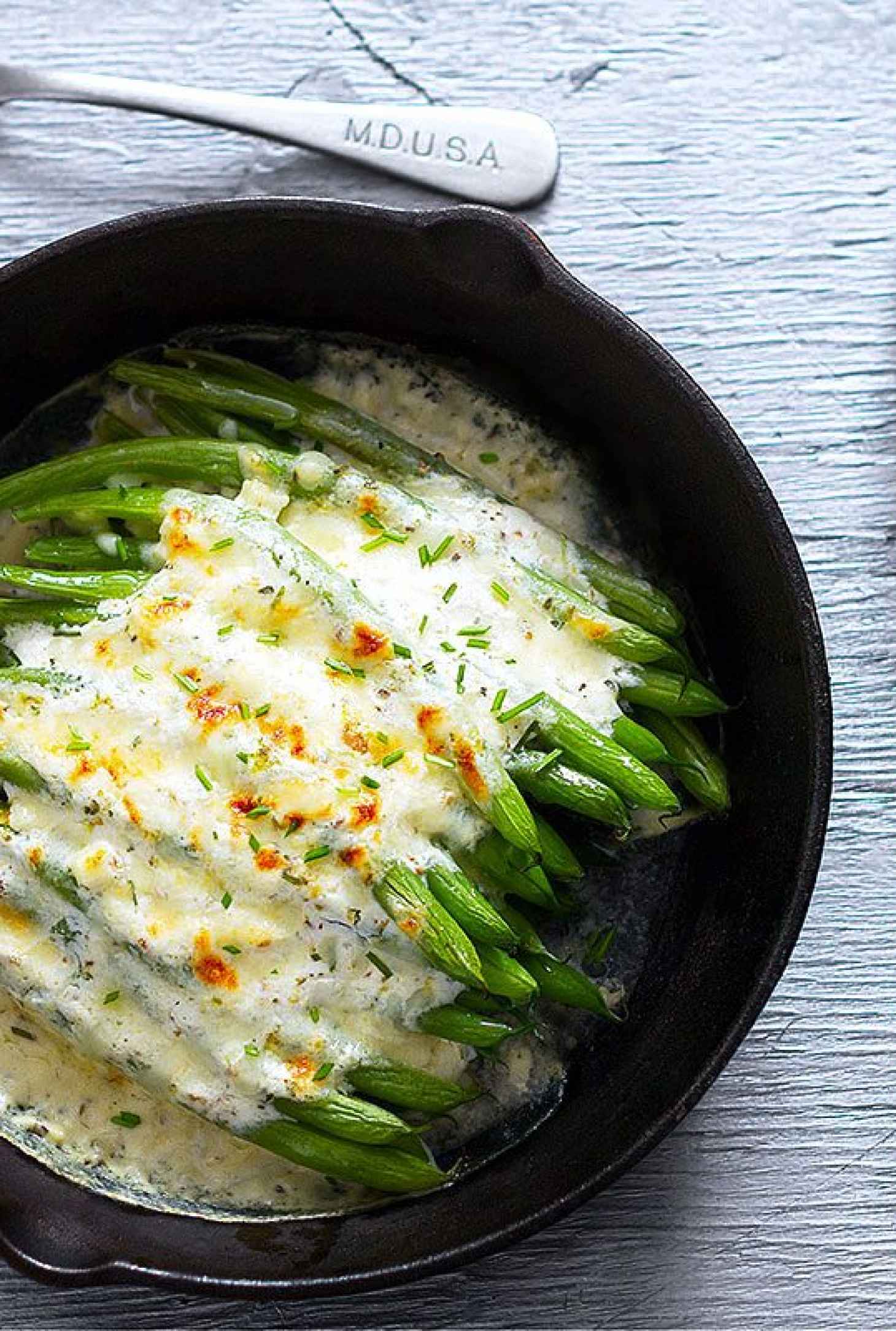 Cheesy Green Beans Casserole - #recipe by #eatwell101 - https://www.eatwell101.com/cheesy-green-beans-casserole-recipe