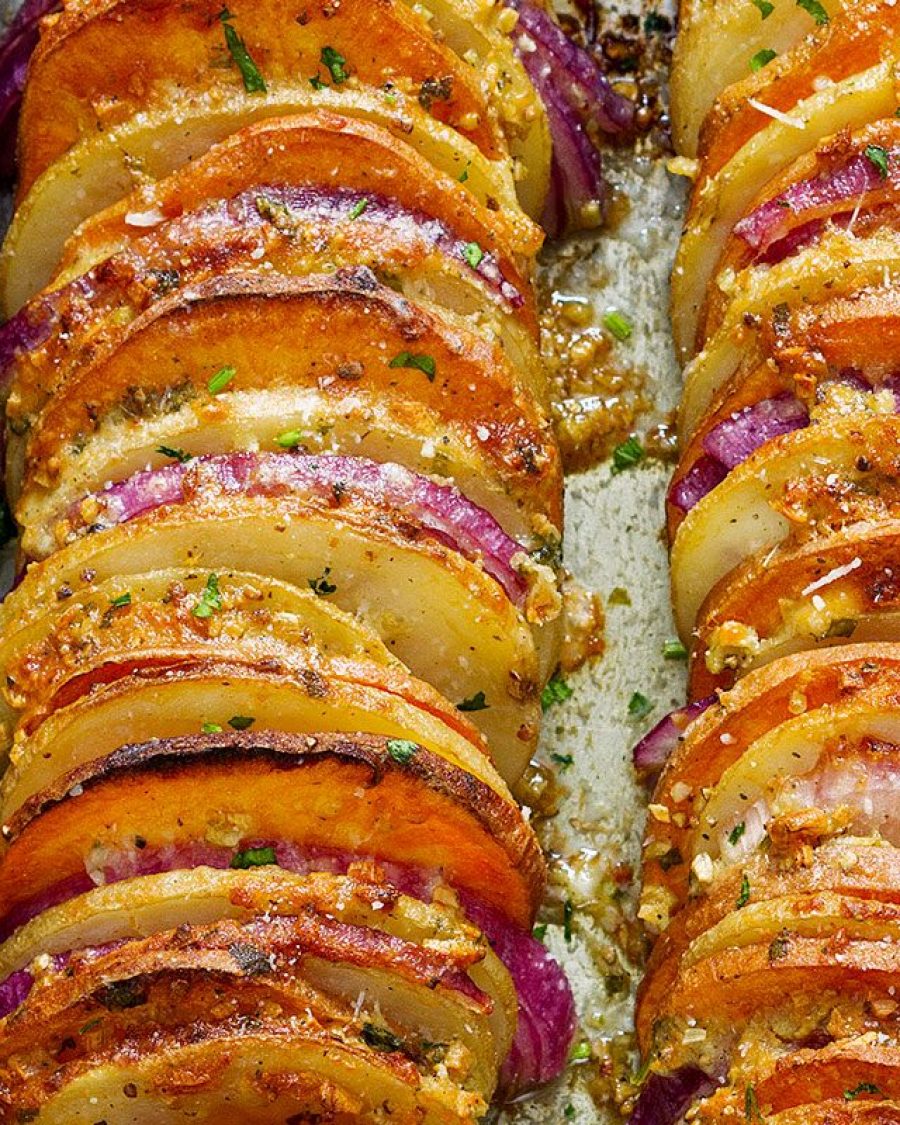 Garlic Parmesan Roasted Potatoes - #recipe by #eatwell101 - https://www.eatwell101.com/garlic-parmesan-roasted-potatoes-recipe