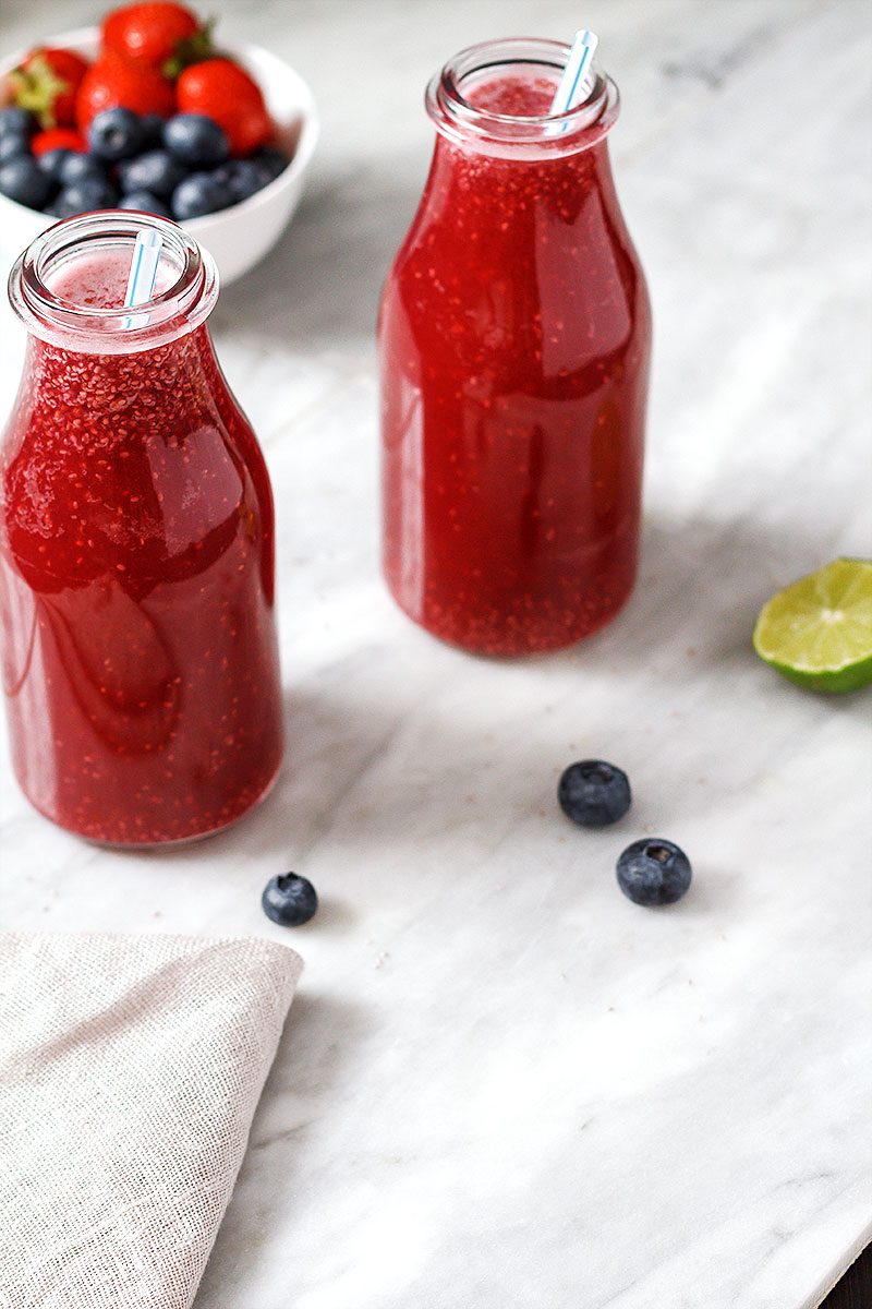 Berries Lime Chia Fresca - #recipe by #eatwell101 - https://www.eatwell101.com/berries-lime-chia-fresca-recipe