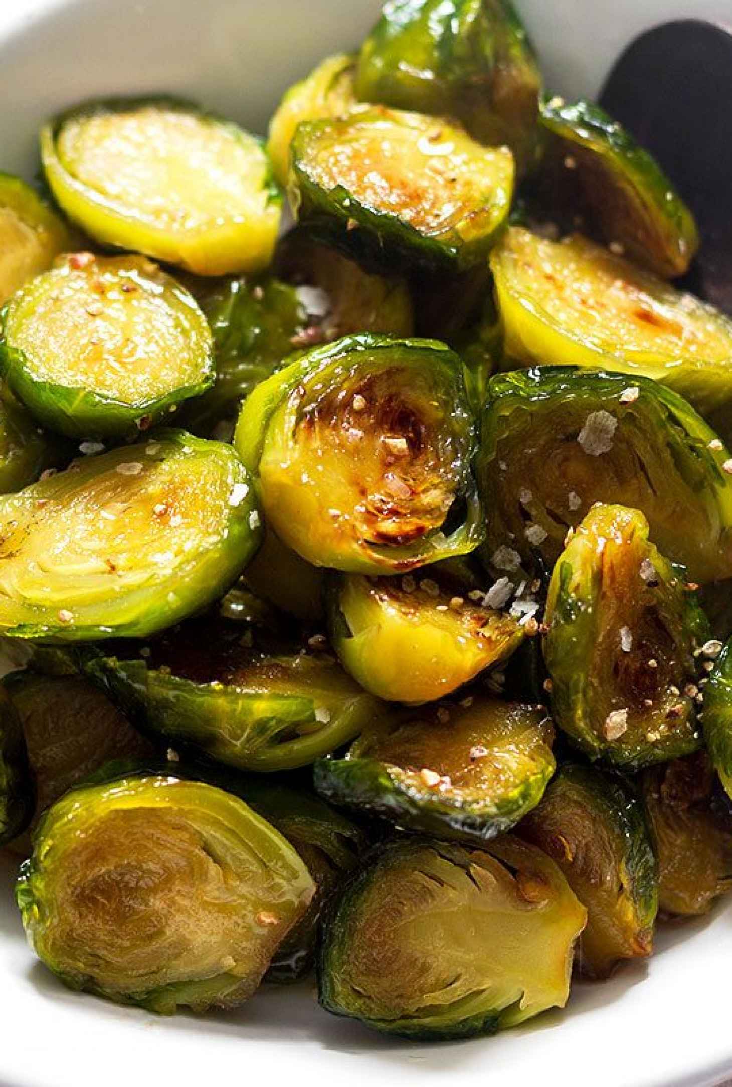 Pan-Roasted Brussel Sprouts in Maple Garlic Butter - #recipe by #eatwell101 - https://www.eatwell101.com/pan-roasted-brussel-sprouts-recipe
