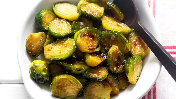Pan-Roasted Brussel Sprouts in Maple Garlic Butter - #recipe by #eatwell101 - https://www.eatwell101.com/pan-roasted-brussel-sprouts-recipe