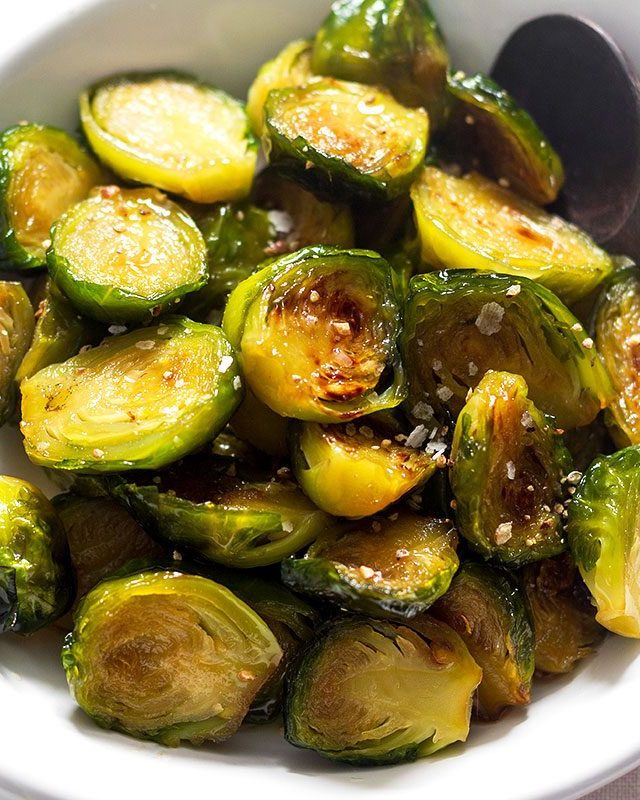 Pan-Roasted Brussel Sprouts in Maple Garlic Butter - #recipe by #eatwell101 - https://www.eatwell101.com/pan-roasted-brussel-sprouts-recipe