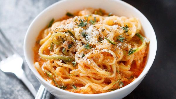 Zucchini Noodles in Creamy Tomato Sauce - #recipe by #eatwell101 - https://www.eatwell101.com/zucchini-noodles-in-garlic-tomato-cream-sauce-recipe