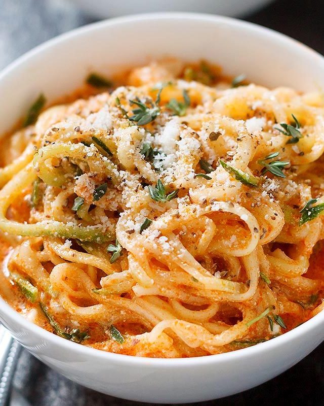 Zucchini Noodles in Creamy Tomato Sauce - #recipe by #eatwell101 - https://www.eatwell101.com/zucchini-noodles-in-garlic-tomato-cream-sauce-recipe