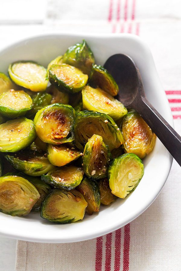 Pan-Roasted Brussel Sprouts in Maple Garlic Butter - #recipe by #eatwell101 - https://www.eatwell101.com/pan-roasted-brussel-sprouts-recipe