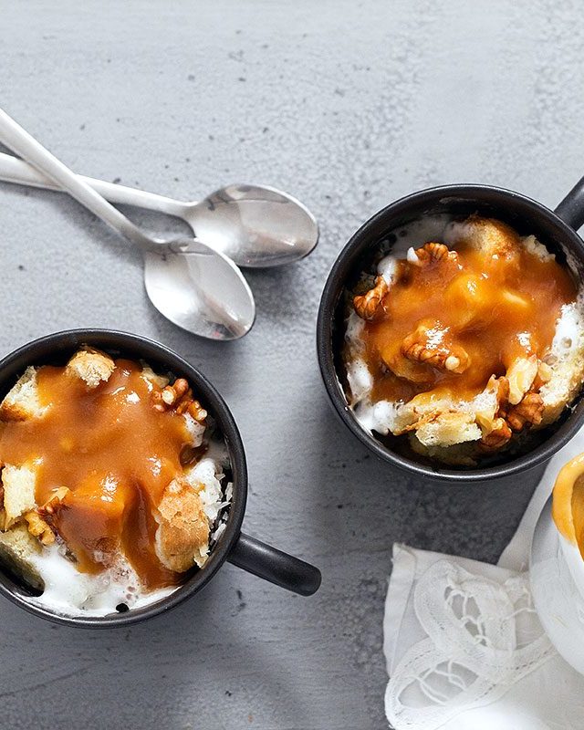 Marshmallow French Toast Mug with Caramel Sauce - #recipe by #eatwell101 - https://www.eatwell101.com/french-toast-in-a-mug-recipe