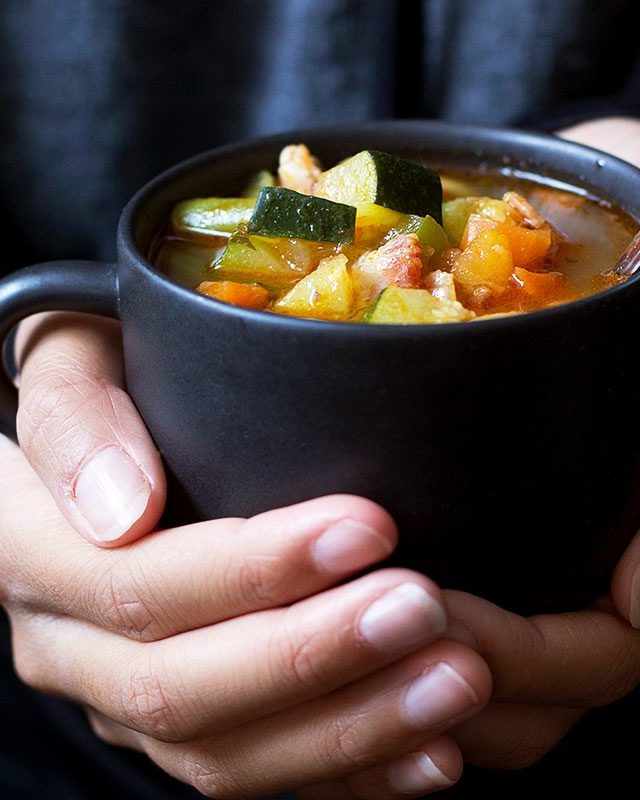 Hearty Vegetable Soup Recipe with Bacon - #recipe by #eatwell101 - https://www.eatwell101.com/hearty-vegetable-bean-bacon-soup