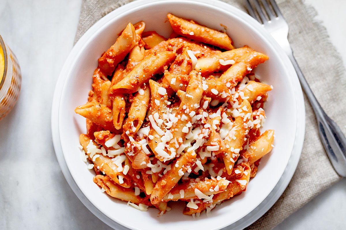 Slow Cooker Chicken Bolognese Pasta — Eatwell101