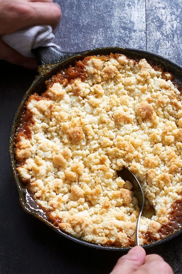 Caramel Apple Skillet Crumble - #recipe by #eatwell101 - https://www.eatwell101.com/salted-caramel-apple-crumble-recipe