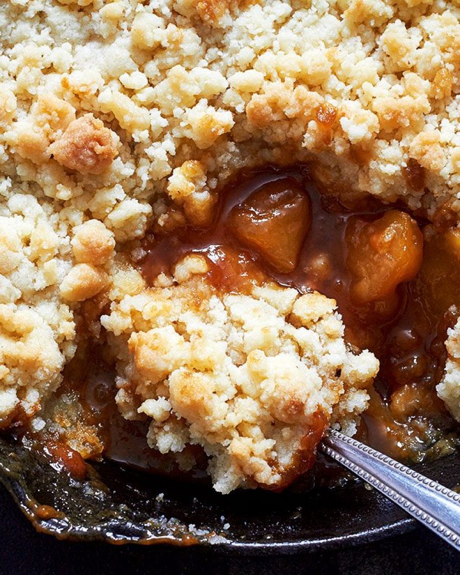 Caramel Apple Skillet Crumble - #recipe by #eatwell101 - https://www.eatwell101.com/salted-caramel-apple-crumble-recipe