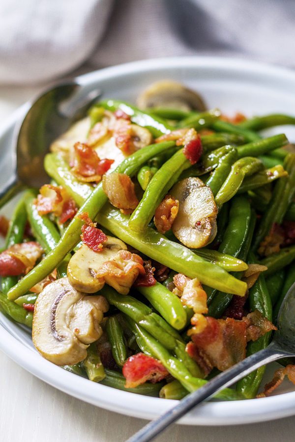 15-Minute Green Beans with Bacon Mushroom Sauce - #recipe by #eatwell101 - https://www.eatwell101.com/country-style-green-beans-recipe
