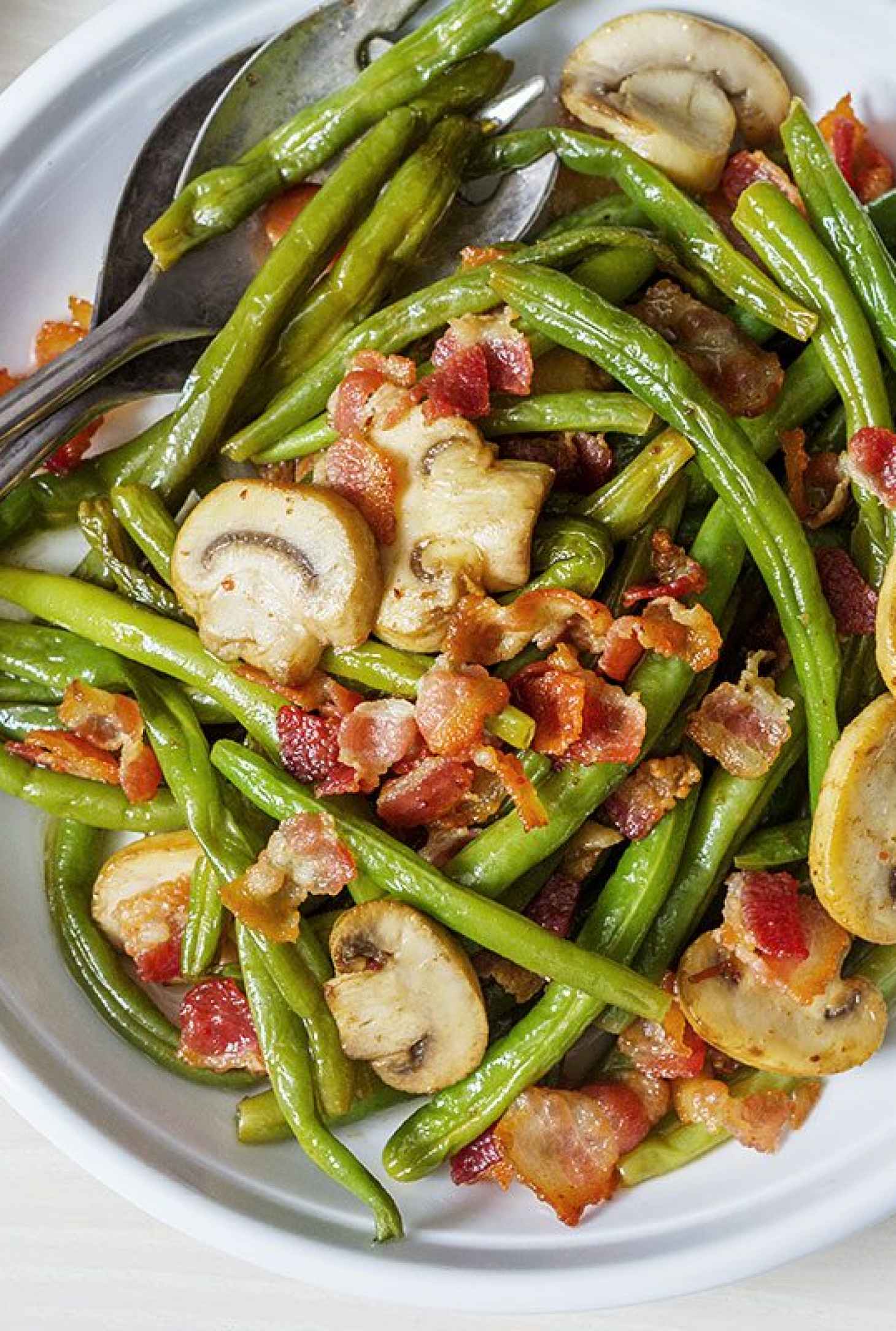 15-Minute Green Beans with Bacon Mushroom Sauce - #recipe by #eatwell101 - https://www.eatwell101.com/country-style-green-beans-recipe