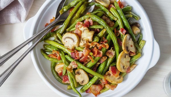 15-Minute -Green Beans with Bacon Mushroom Sauce - #recipe by #eatwell101 - https://www.eatwell101.com/country-style-green-beans-recipe