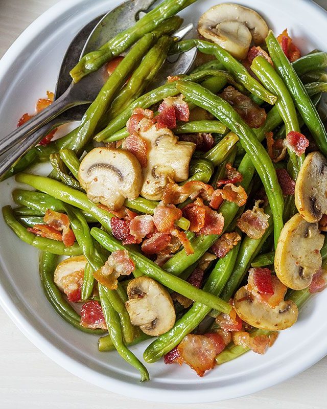 15-Minute Green Beans with Bacon Mushroom Sauce - #recipe by #eatwell101 - https://www.eatwell101.com/country-style-green-beans-recipe