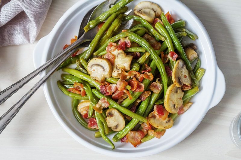 15-Minute -Green Beans with Bacon Mushroom Sauce - #recipe by #eatwell101 - https://www.eatwell101.com/country-style-green-beans-recipe