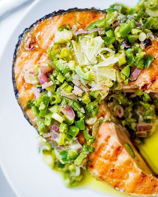 Grilled Salmon Steaks with Citrusy Jalapeño Salsa - #recipe by #eatwell101 - https://www.eatwell101.com/grilled-salmon-steaks-with-jalapeno-salsa-recipe