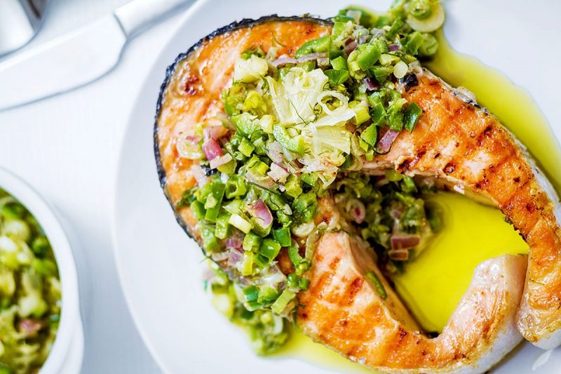 Grilled Salmon Steaks with Citrusy Jalapeño Salsa - #recipe by #eatwell101 - https://www.eatwell101.com/grilled-salmon-steaks-with-jalapeno-salsa-recipe