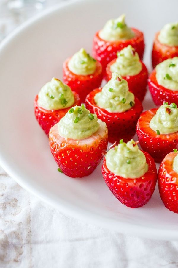 Stuffed Strawberries with Guacamole - #recipe by #eatwell101 - https://www.eatwell101.com/guacamole-strawberries-cups-recipe