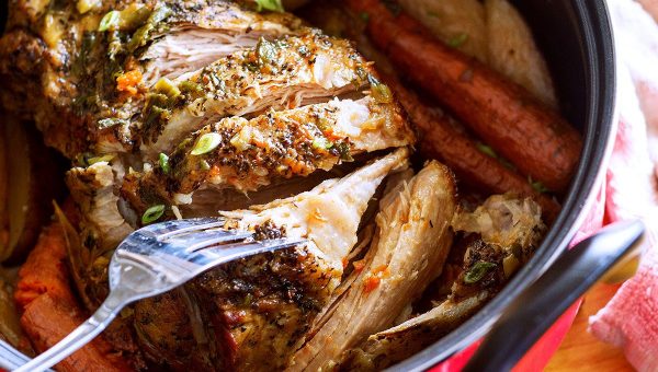 One-Pot Pork Roast with Garlic, Carrot and Potato - #recipe by #eatwell101 - https://www.eatwell101.com/one-pot-pork-roast-recipe