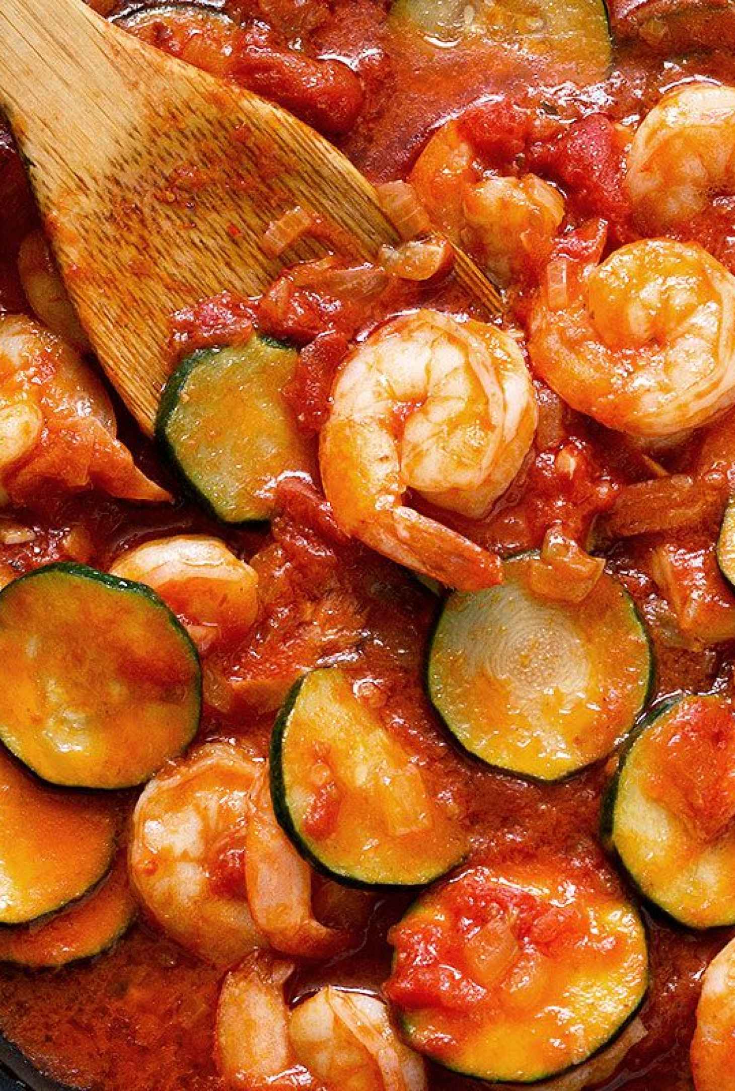 Garlic Tomato Zucchini Shrimp Stir-fry - #recipe by #eatwell101 - https://www.eatwell101.com/zucchini-shrimp-tomato-pasta-sauce-recipe