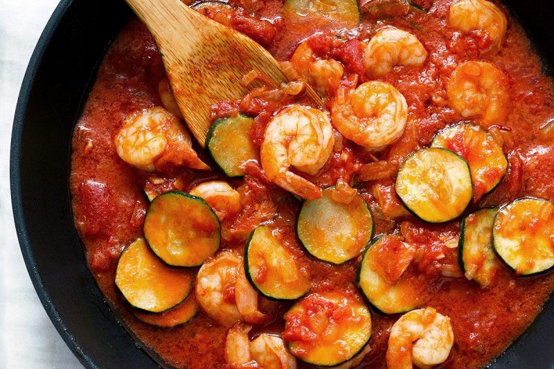 Garlic Tomato Zucchini Shrimp Stir-fry - #recipe by #eatwell101 - https://www.eatwell101.com/zucchini-shrimp-tomato-pasta-sauce-recipe