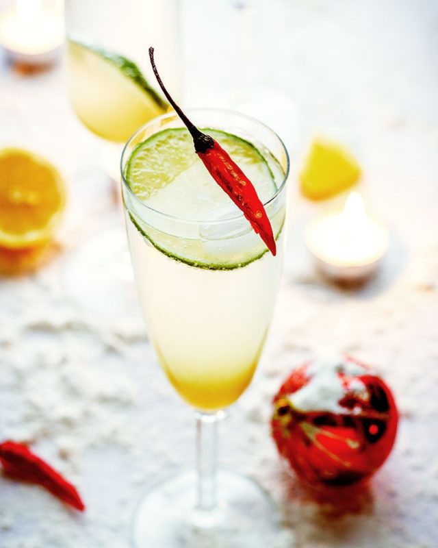 The Ultimate Holiday Green Apple Cocktail - #recipe by #eatwell101 - https://www.eatwell101.com/apple-lemonade-cocktail-recipe