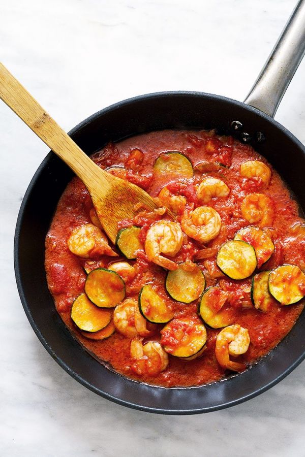 Garlic Tomato Zucchini Shrimp Stir-fry - #recipe by #eatwell101 - https://www.eatwell101.com/zucchini-shrimp-tomato-pasta-sauce-recipe